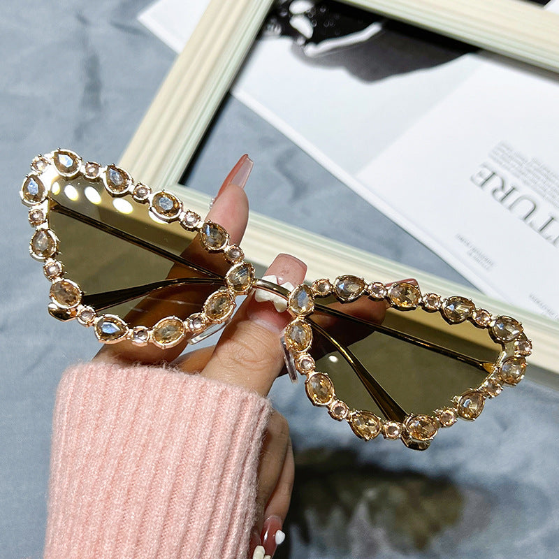 Diamond-Adorned Cat-Eye Sunglasses-Elegant Eyewear for Chic Style